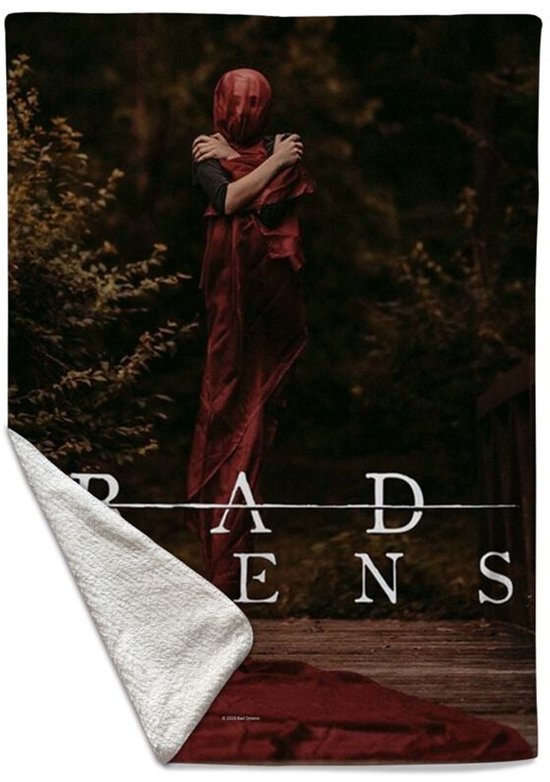 Een figuur in een rood gewaad en rode kap staat op een houten brug, met "BAD OMENS" erop.