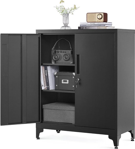 Zwarte metalen kast met open deuren, gevuld met dozen, boeken en decoratie. Plank rechtsboven met radio.