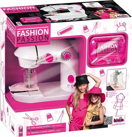 Verpakking van de 'Fashion Passion' kindernaaimachine, met afbeeldingen van het product en twee meisjes.