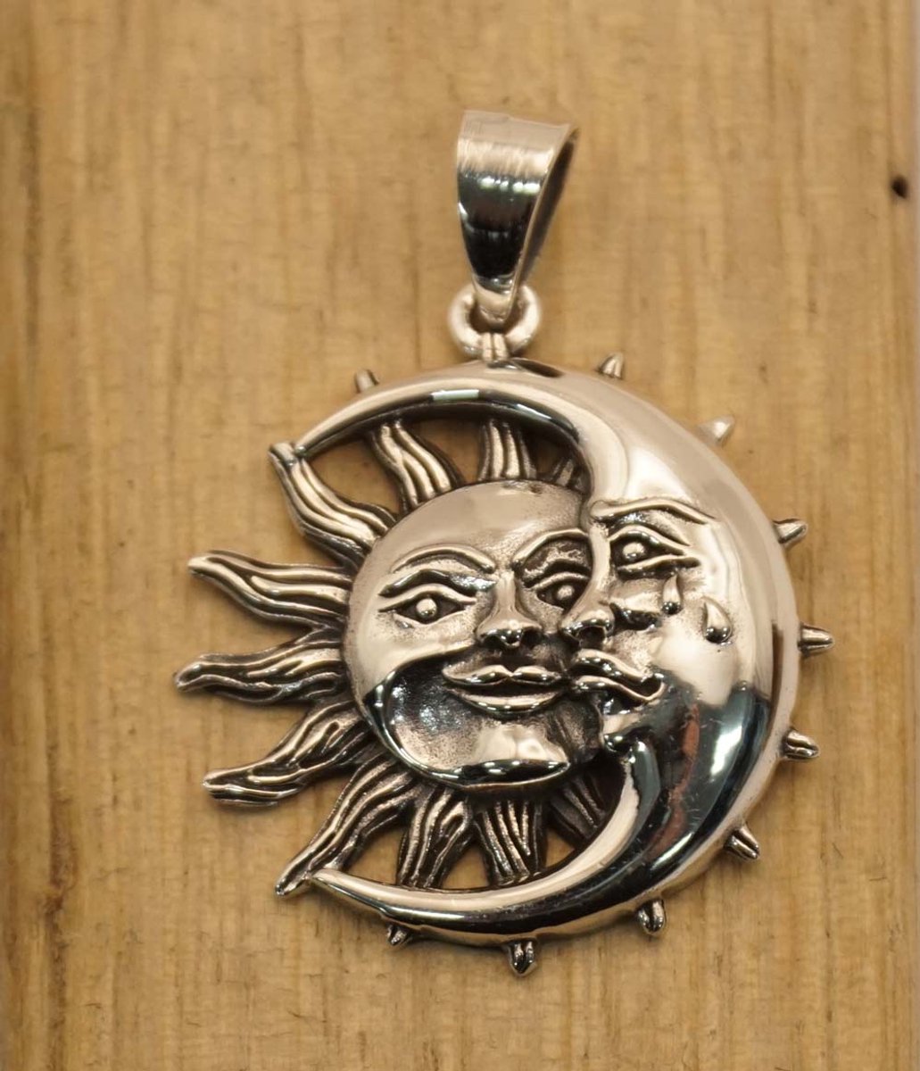 Ronde sterling zilveren hanger zon met maan - astrologie bedel van 925 zilver voor ketting - zonnetje en maantje bedeltje voor aan ketting - leuke zonnige hangers - hangers astronomie - zilveren hanger zon - zilveren hanger maan