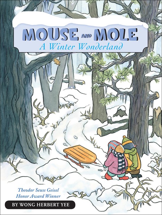 Boekomslag met de titel 'Mouse and Mole: A Winter Wonderland'. Twee dieren, Muis en Mol, trekken slee door een besneeuwd bos.