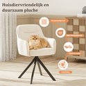 Beige stoffen stoel met armleuningen, waarop een goudkleurige kat ligt. Zwart draaibaar onderstel.