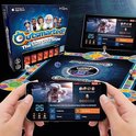 Het bordspel Outsmarted! en een tablet tonen een quiz over het Internationaal Ruimtestation. Twee smartphones tonen het spel.