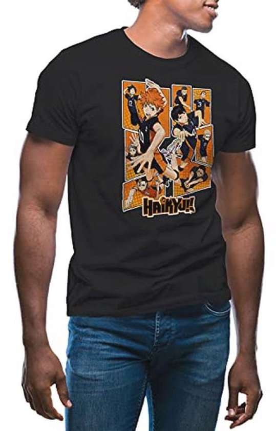 Zwart t-shirt met opdruk van "Haikyuu!!" anime karakters in actie. Met oranje accenten.