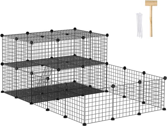 Zwarte metalen dierenkooi met twee verdiepingen en een ren. Inclusief houten hamer en kabelbinders.