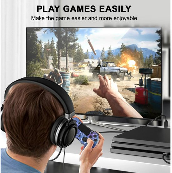 Persoon die een draadloze controller met bliksemontwerp vasthoudt en een game speelt op een groot scherm.