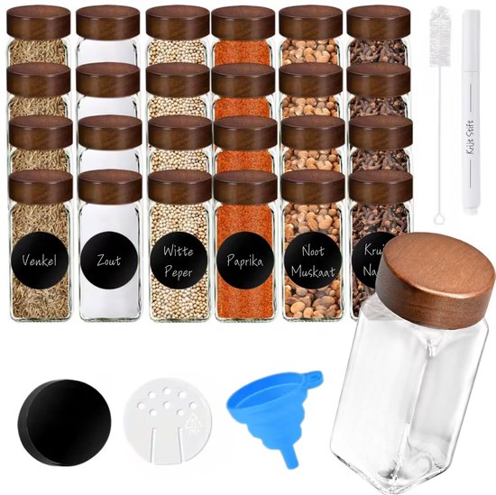 Ensemble de 24 pots à épices avec couvercles en bois marron, partiellement remplis d'épices. Étiquettes comme 'Fenouil', 'Sel', 'Poivre Blanc', 'Paprika'. Entonnoir et stylo inclus.