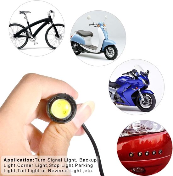 Een hand houdt een witte LED-lamp met aluminium behuizing vast. Inzetafbeeldingen tonen een fiets, scooter, motorfiets en auto-achterlichten.