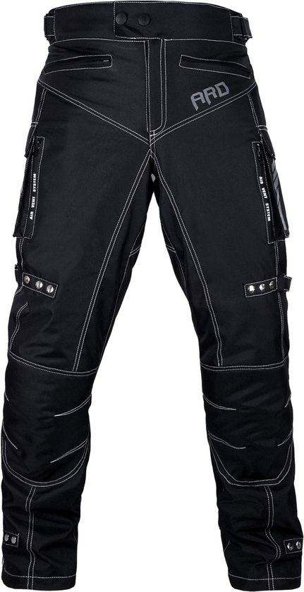 Voorkant van een zwarte motorbroek met witte stiksels, met het ARD-logo op de heup.