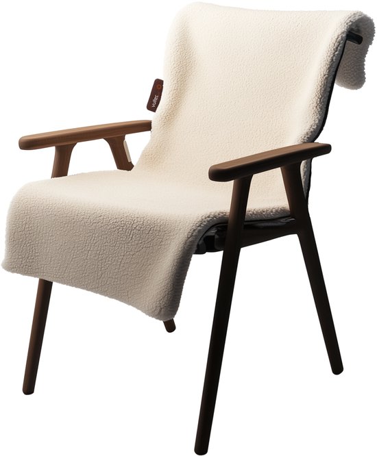 Witte, pluizige Vultec warmtedeken over een houten stoel met armleuningen, voorzien van een merklabel.
