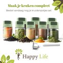 Tien glazen kruidenpotjes met groene deksels, gevuld met diverse kruiden en specerijen. Een trechter en marker liggen ernaast.