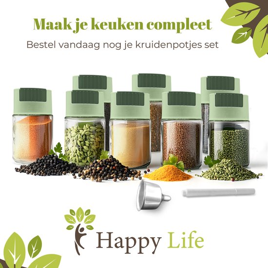 Tien glazen kruidenpotjes met groene deksels, gevuld met diverse kruiden en specerijen. Een trechter en marker liggen ernaast.