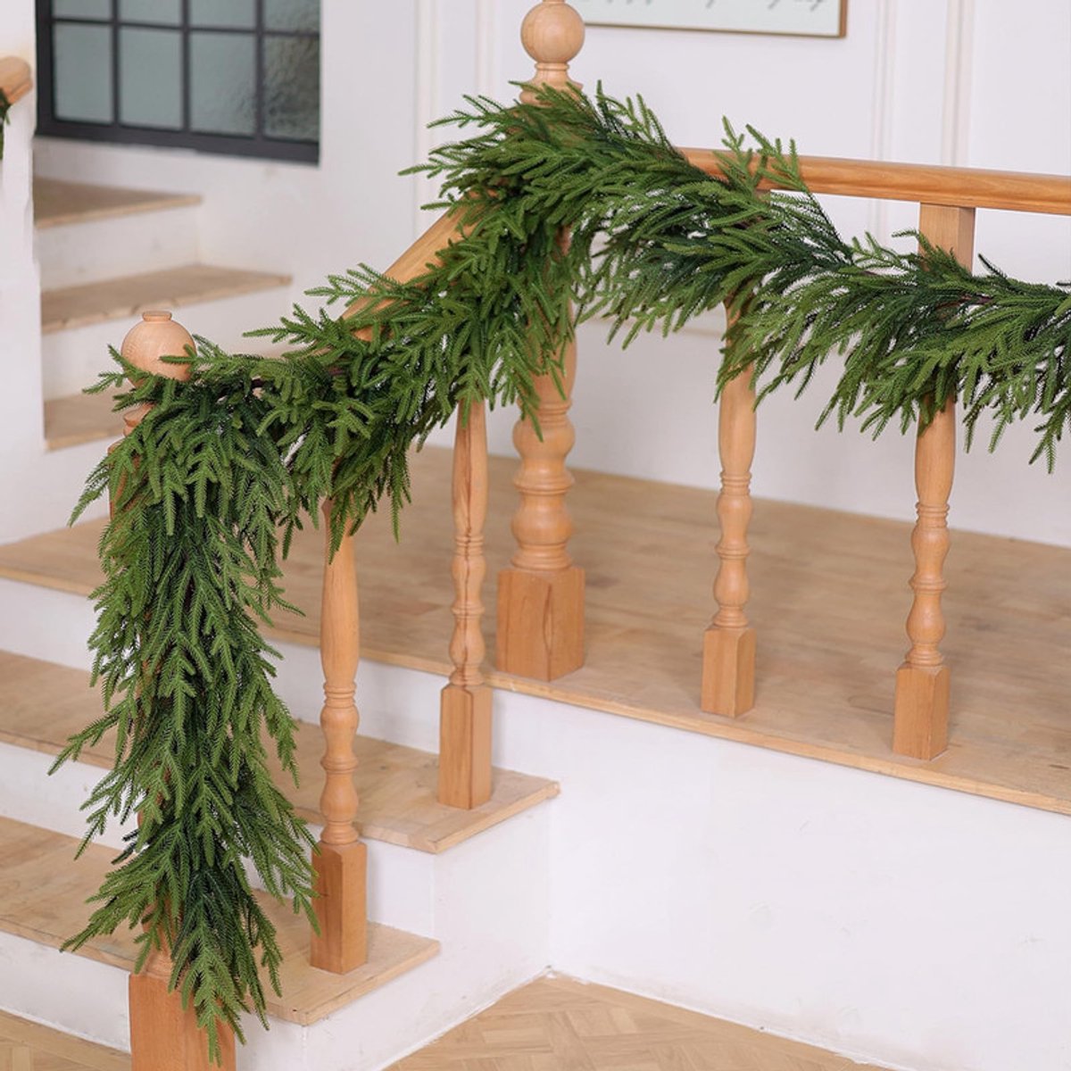 Krans van Norfolk-dennen - 1,8 m kunstmatige kerstkrans - Realistische winterkrans van dennen - Groene kunstmatige groene krans - Geschikt voor feestdecoraties, open haarden, schouwen, ramen, trappen en binnen- en buitendecoraties. – foto 2