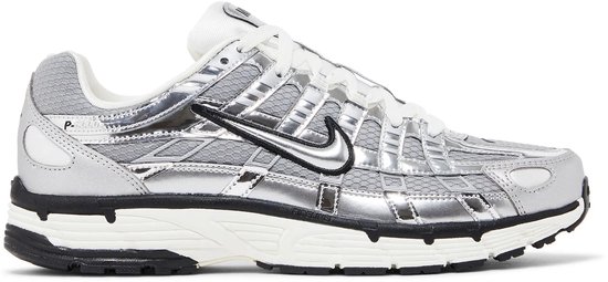 Basket Nike P-6000 argentée avec Swoosh noir et accents blancs.