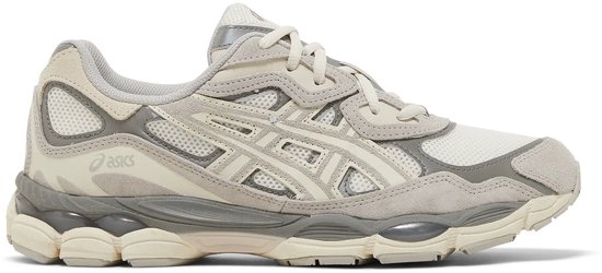 Zijaanzicht van de ASICS sneaker, crèmekleurig suède en mesh met grijze details.