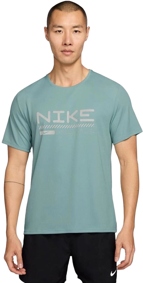 Nike miler winterized t-shirt in de kleur . Groen