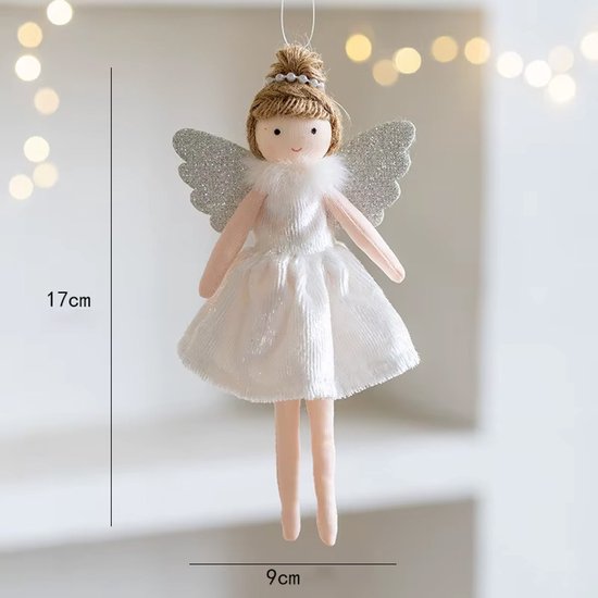 Een kersthanger van een engel met zilveren, glinsterende vleugels en een witte jurk. De pop is 17 cm hoog en 9 cm breed.