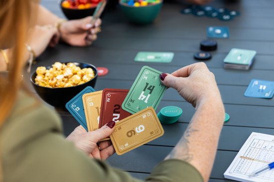Double Lucky 7 - Gezelschapsspel voor volwassenen en families - 2026 Editie met Lucky Wheel – Bordspel & kaartspel in 1 met verrassende twists - Vanaf 14 jaar - 2 tot 7 spelers - 40 min.