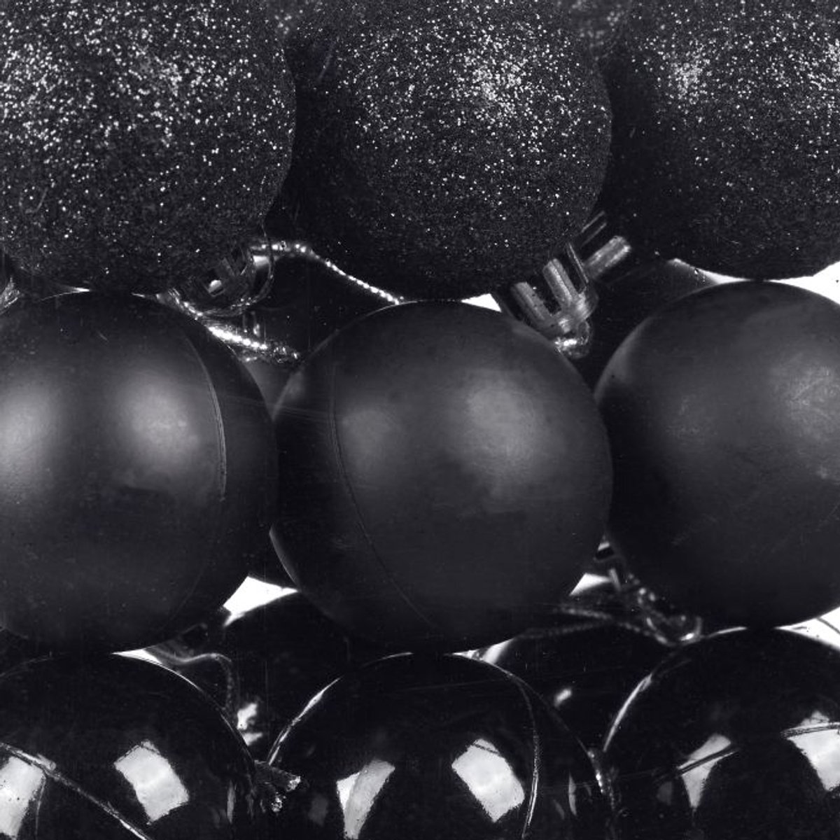 Doodadeals® Kerstballen – Zwart – Kunststof – Mix van Mat, Glanzend en Glinsterend – 3 Maten – Set van 138