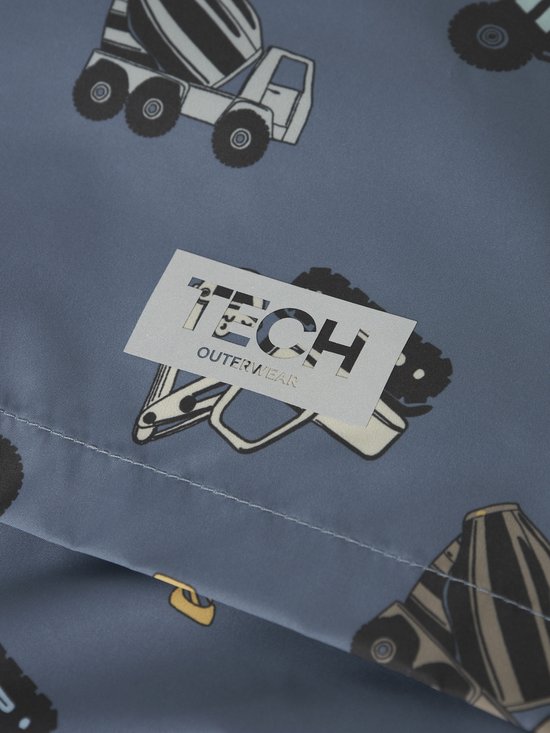 Detail van blauw regenpak met opdruk van bouwmachines, met "TECH OUTERWEAR" logo.