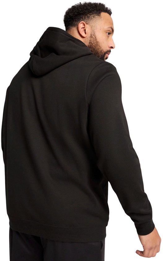 Man draagt de achterkant van een zwarte PUMA hoodie met capuchon.
