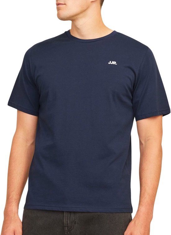 T-shirt bleu marine à manches courtes avec un petit logo blanc "JJR." sur le côté gauche de la poitrine.