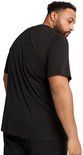 Man in zwart Puma T-shirt met klein wit Puma-logo, van achteren gezien.