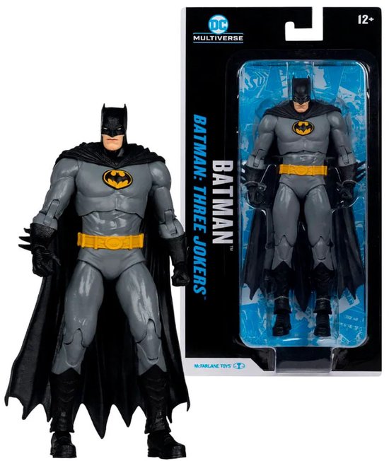 Batman actiefiguur in grijs pak met geel logo, cape en riem, verpakt in doos.