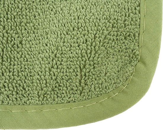 Dichtbij de hoek van een lichtgroene pannenlap, met focus op de zachte badstof en de afgewerkte rand.