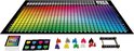HUES AND CUES spel met spelbord, pionnen, kaarten en dobbelsteenhouder.  Spelbord heeft een raster van 480 kleuren, van geel tot blauw.