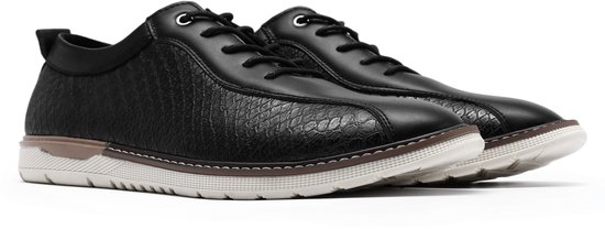 Paar zwarte leren lage schoenen met slangenpatroon textuur.
