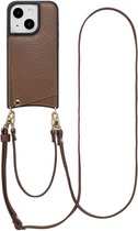 Bruin lederen telefoonhoesje met koord aan de achterkant, bevestigd met gouden clips.