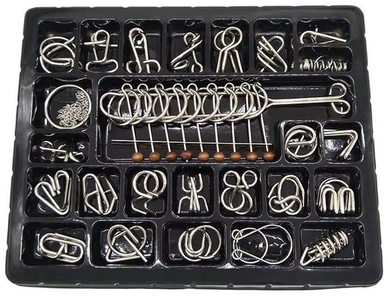 Zwart dienblad met 24 metalen breinbrekers, waaronder ringen en spiralen.
