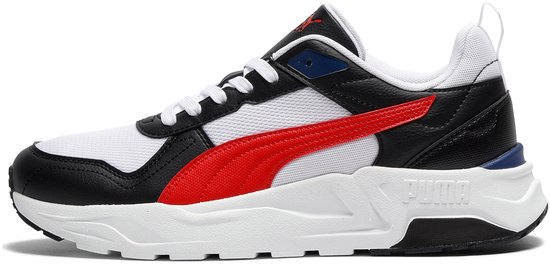 Witte sneaker met zwarte en rode accenten, witte veters en de rode Puma-streep.