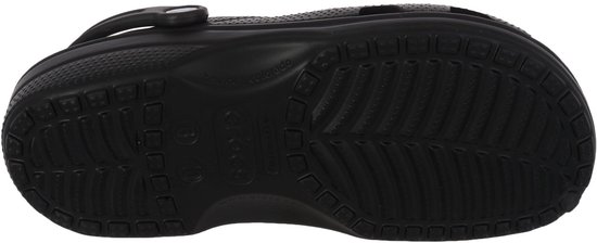 Semelle d'une Crocs noir avec semelle à crampons.