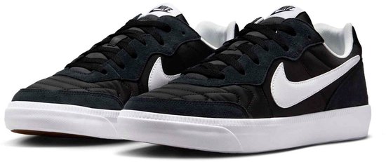 Zwart-witte Nike sneakers met witte swoosh en witte zolen.