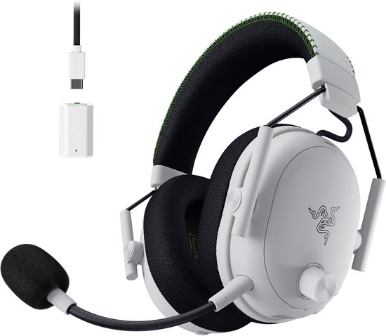 Witte Razer gaming headset met zwarte oorkussens en groene stiksels op de hoofdband. Inclusief USB-C dongle en kabel.