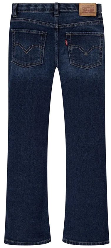 Achterkant van een donkerblauwe Levi's jeans met rechte, licht uitlopende pijpen. Bruin leren label met logo op de tailleband.