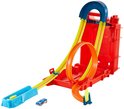 Le set Hot Wheels Track Builder comprend une piste rouge, jaune et orange, un lanceur bleu et une voiture de course bleu-orange.