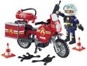 Rode speelgoedmotor met brandweerfiguur, brandblusser en verkeerskegels. 'FIRE' op zijkant.