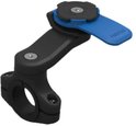Zwarte Quad Lock stuurbevestiging met blauwe hendel op witte achtergrond.