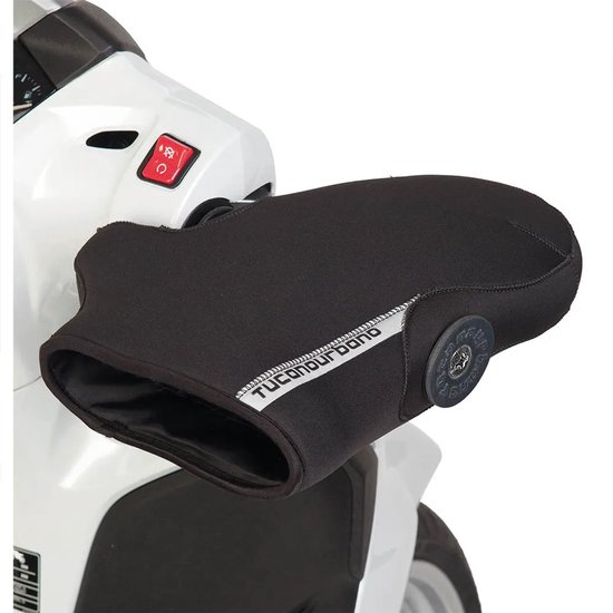 Zwarte Tucano Urbano handmoffen met reflecterende streep en logo, bevestigd aan een scooter stuur.