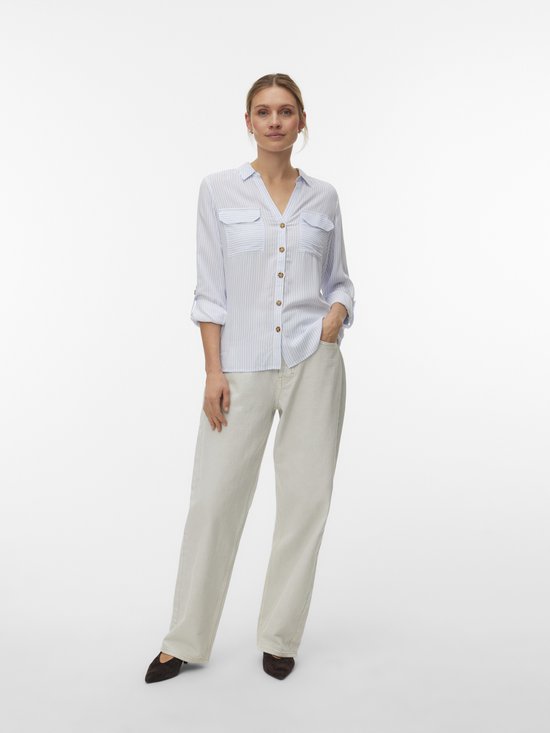 Chemise à rayures verticales bleu clair et blanc, avec manches longues, deux poches poitrine et boutons.