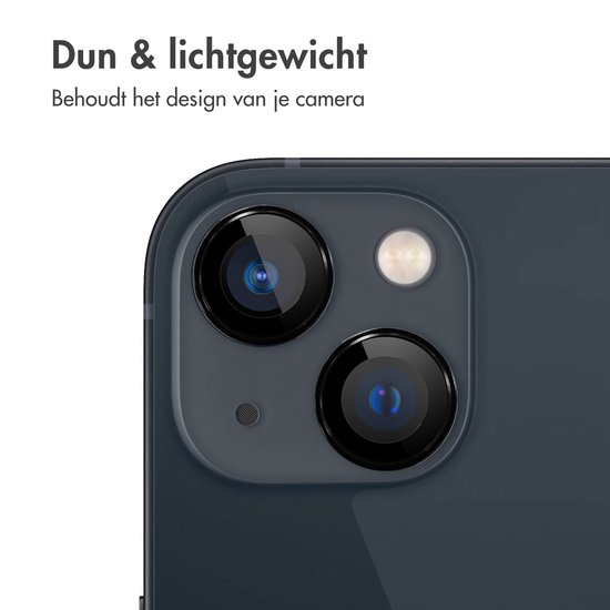 Close-up van een donkerblauwe iPhone camera met twee zwarte, dunne lensbeschermers.