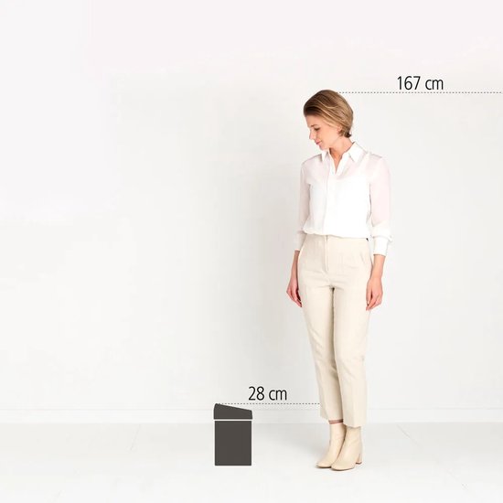 Zwarte prullenbak van 28 cm naast een vrouw van 167 cm.