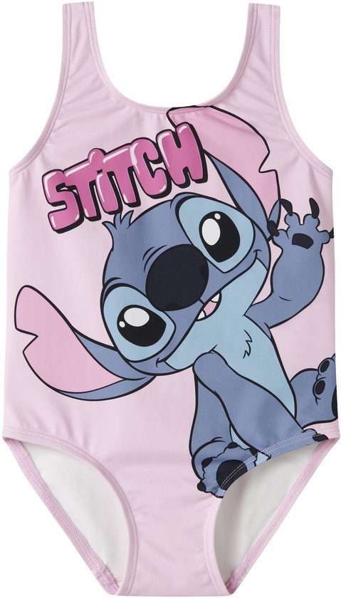 Roze badpak met op de voorkant een vrolijke afbeelding van Stitch en het woord "STITCH" in roze letters.