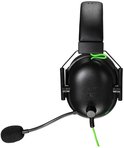 Zwarte gaming headset met groene accenten en microfoon, opzij gefotografeerd.