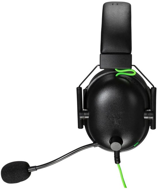 Zwarte gaming headset met groene accenten en microfoon, opzij gefotografeerd.