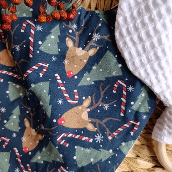 Kraamcadeau Kerst – Meisje – Handgemaakte Slabbetje, Knisperdoekje & Bijtring – Slofjes & Mutsje — afbeelding 2