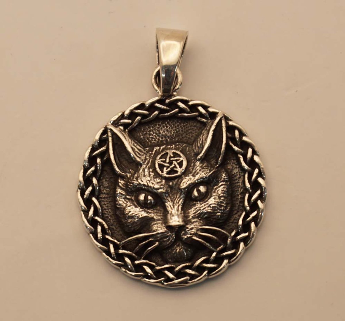 Zilveren hanger kat met pentagram op zijn kop - hanger kattenkop van 925 zilver - katten bedel voor aan ketting - sterling zilveren katten hangers voor katten liefhebbers - leuke cadeau kattenhouders